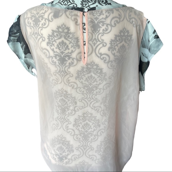 American Eagle - Sheer short sleeved blouse, white & black front,pink background - Picture 5 of 8